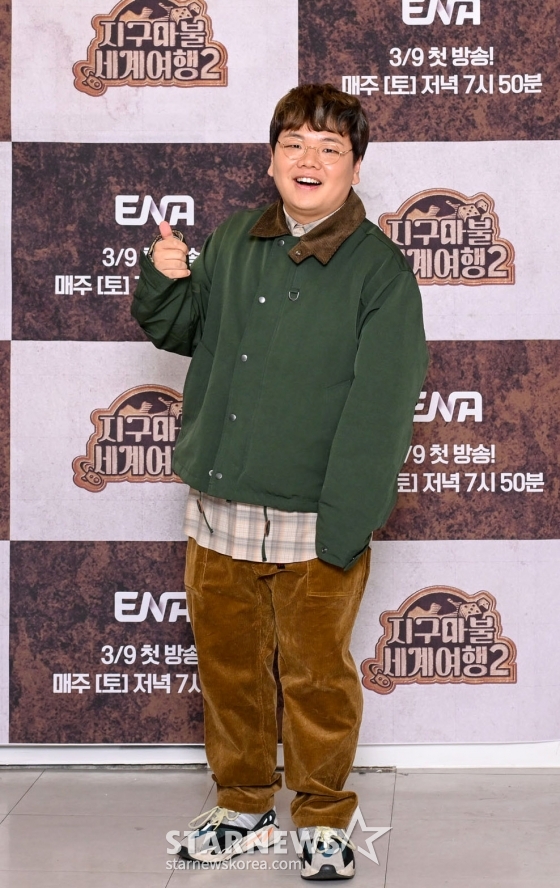 여행 크리에이터 곽튜브가 7일 오후 서울 서대문구의 한 카페에서 진행된 ENA 여행 예능 '지구마불 세계여행2' 제작발표회에 참석해 포즈를 취하고 있다. '지구마불 세계여행'은 여행 크리에이터 3대장 빠니보틀, 원지, 곽튜브가 김태호 PD가 설계한 현실판 부루마불 게임에 참여해, 주사위에 운명을 맡긴 채 세계 여행을 떠나는 여행 프로그램이다. / 사진제공 = ENA /사진=김창현