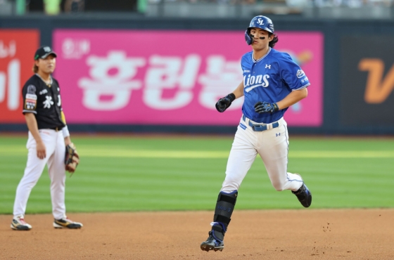 삼성 라이온즈가 18일 수원 KT 위즈파크에서 펼쳐진 KT 위즈와 2024 신한 SOL 뱅크 KBO 리그 원정 경기에서 8-6으로 승리했다. 삼성 구자욱(오른쪽)이 3회 솔로홈런을 친 뒤 그라운드를 돌고 있다. /사진=삼성 라이온즈 제공