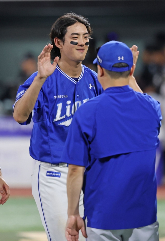 삼성 라이온즈가 18일 수원 KT 위즈파크에서 펼쳐진 KT 위즈와 2024 신한 SOL 뱅크 KBO 리그 원정 경기에서 8-6으로 승리했다. 경기 후 박진만(오른쪽) 삼성 감독이 구자욱과 하이파이브를 하고 있다. /사진=삼성 라이온즈 제공