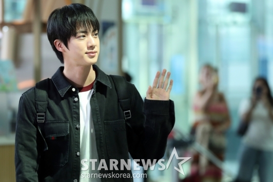 그룹 방탄소년단 진이 이탈리아 밀라노에서 열리는 ‘구찌 2025 봄 여름 여성 패션쇼’ 참석을 위해 18일 오전 인천국제공항을 통해 출국하고 있다. 2024.09.18 /사진=임성균