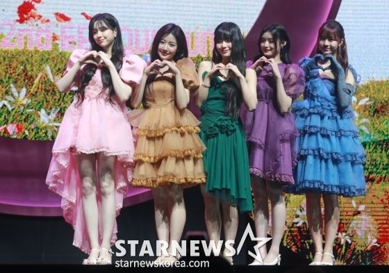 걸그룹 피프티피프티(FIFTY FIFTY?키나 문샤넬 예원 하나 아테나)가 20일 오후 서울 광진구 예스24라이브홀에서 진행된 두 번째 미니 앨범 &#039;러브 튠&#039;(Love Tune) 발매 기념 쇼케이스에서 포즈를 취하고 있다. /사진=이동훈 기자자