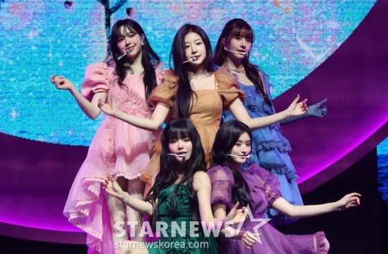 [서울=뉴시스] 김혜진 기자 = 그룹 피프티 피프티가 20일 오후 서울 광진구 광장동 예스24라이브홀에서 열린 피프티 피프티(FIFTY FIFTY) 두 번째 미니 앨범 &#039;러브 튠(Love Tune)&#039; 발매 기념 쇼케이스에서 무대를 선보이고 있다.   기존 멤버 키나에 새 멤버 문샤넬, 예원, 하나, 아테나를 영입해 5인조로 재정비한 피프티 피프티의 새 앨범 타이틀곡 &#039;SOS&#039;는 몽환적인 신스 사운드와 경쾌한 리듬감이 어우러져 꿈을 꾸는 듯 환상적인 무드를 선사하는 곡이다. 여기에 멤버들의 청량하고 매력적인 음색이 더해져 마치 동화 /사진=김혜진