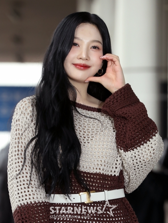 [서울=뉴시스] 김혜진 기자 = 그룹 레드벨벳 조이가 &#039;SMTOWN LIVE 2024 SMCU PALACE @TOKYO&#039; 참석을 위해 20일 오전 서울 강서구 김포국제공항을 통해 일본 도쿄로 출국하고 있다. 2024.02.20. jini@newsis.com /사진=김혜진