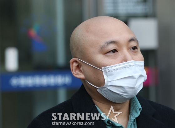 [수원=뉴시스] 김종택 기자 = 웹툰작가 주호민이 1일 오전 경기 수원시 영통구 수원지방법원에서 취재진의 질문에 답하고 있다.이날 &#039;주호민 아들 아동학대&#039; 혐의로 기소된 특수교사가 1심에서 벌금 200만원 선고유예를 받았다. (공동취재) 2024.02.01. photo@newsis.com /사진=