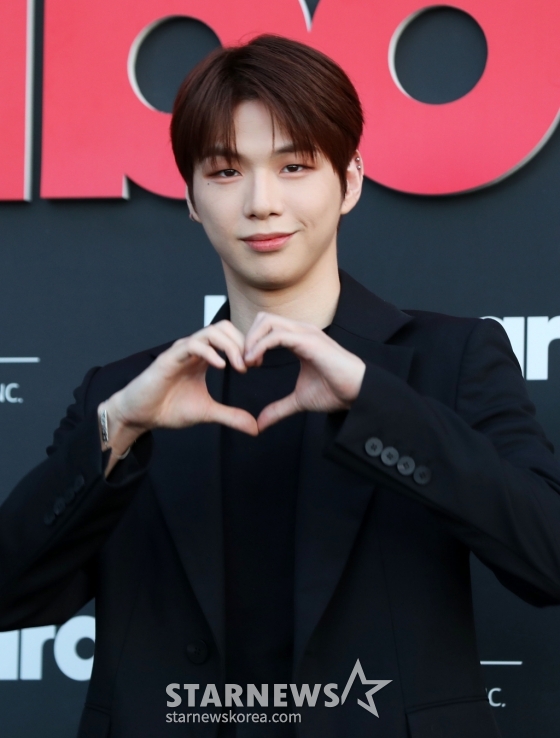 [서울=뉴시스] 김혜진 기자 = 가수 강다니엘이 27일 오후 서울 중구 신라호텔에서 열린 &#039;Billboard K POWER 100&#039; 이벤트 포토월 행사에서 포즈를 취하고 있다.  &#039;Billboard K POWER 100&#039; 이벤트는 빌보드 코리아의 공식 론칭을 기념하는 자리로, 한국 대중음악의 근 100년 역사를 기념하며 K-POP을 중심으로 한 한국 음악이 세계 음악 산업에 끼친 영향력을 조명하기 위해 마련됐다. 2024.08.27. jini@newsis.com /사진=김혜진