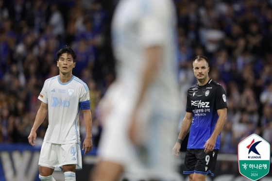 경기에 집중하는 울산HD 김기희(왼쪽)와 인천유나이티드 무고사. /사진=한국프로축구연맹 제공