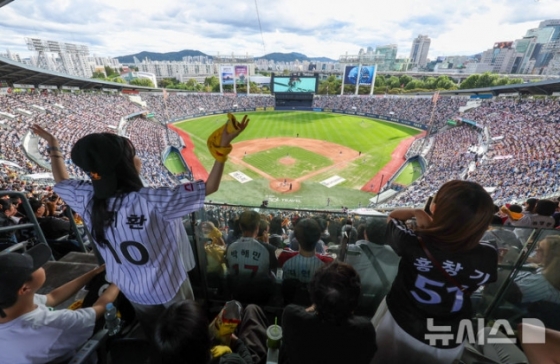 22일 오후 서울 송파구 잠실야구장에서 열린 프로야구 2024 신한 SOL 뱅크 KBO리그 두산 베어스와 LG 트윈스의 경기에서 관중들이 열띤 응원을 하고 있다. LG는 지난 21일 두산과의 경기에서 관중 2만3236명이 입장하면서 누적 관중 수 130만4656명을 기록 구단의 한 시즌 최다 관중 신기록을 작성했다. /사진=뉴시스