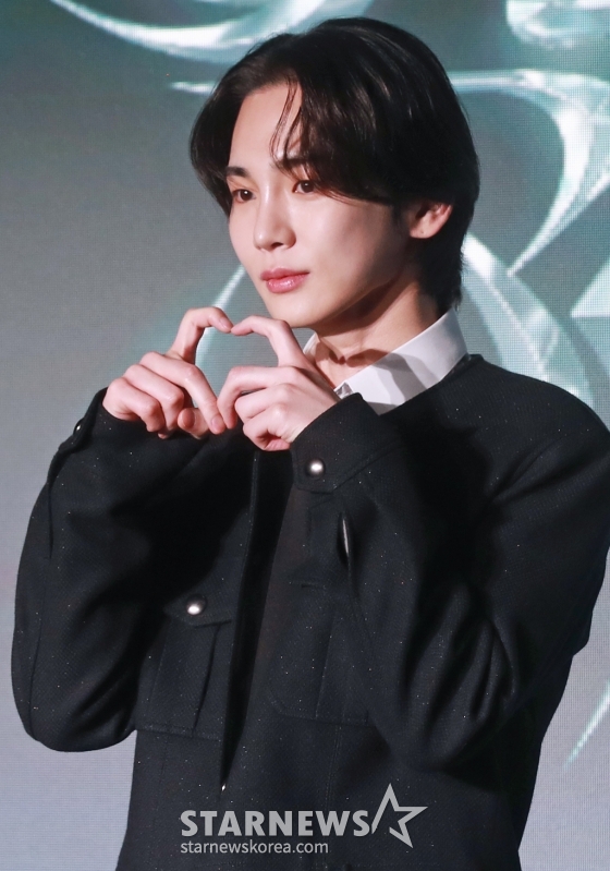 가수 키(Key)가 23일 오전 서울 여의도 페어몬트 앰배서더 호텔에서 진행된 세 번째 미니앨범 &#039;플레저 숍&#039;(Pleasure Shop) 발매 기자간담회에서 포즈를 취하고 있다. /2024.09.23 /사진=이동훈