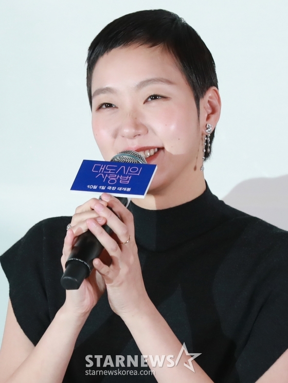 배우 김고은이 23일 오후 서울 메가박스 코엑스에서 진행된 영화 &#039;대도시의 사랑법&#039;(감독 이언희) 언론시사회 및 기자간담회에 참석해 질문에 답하고 있다.  눈치보는 법이 없는 자유로운 영혼의 재희(김고은)와 세상과 거리두는 법에 익숙한 흥수(노상현)가 동거동락하며 펼치는 그들만의 사랑법을 그린 영화 &#039;대도시의 사랑법&#039;은 오는 10월 2일 개봉한다. /2024.09.23 /사진=이동훈
