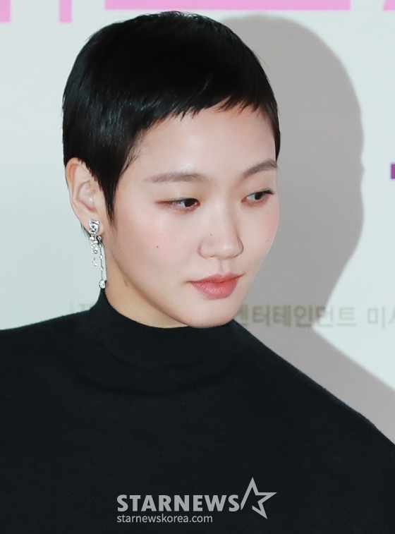 배우 김고은이 23일 오후 서울 메가박스 코엑스에서 진행된 영화 &#039;대도시의 사랑법&#039;(감독 이언희) 언론시사회 및 기자간담회에 참석해 무대로 들어서고 있다.  눈치보는 법이 없는 자유로운 영혼의 재희(김고은)와 세상과 거리두는 법에 익숙한 흥수(노상현)가 동거동락하며 펼치는 그들만의 사랑법을 그린 영화 &#039;대도시의 사랑법&#039;은 오는 10월 2일 개봉한다. /2024.09.23 /사진=이동훈