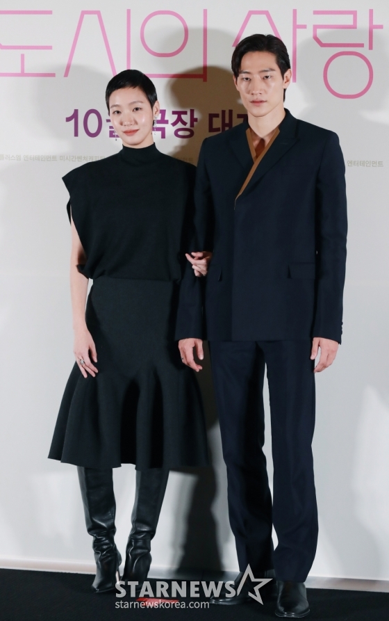 배우 김고은, 노상현이 23일 오후 서울 메가박스 코엑스에서 진행된 영화 &#039;대도시의 사랑법&#039;(감독 이언희) 언론시사회 및 기자간담회에 참석해 포즈를 취하고 있다.  눈치보는 법이 없는 자유로운 영혼의 재희(김고은)와 세상과 거리두는 법에 익숙한 흥수(노상현)가 동거동락하며 펼치는 그들만의 사랑법을 그린 영화 &#039;대도시의 사랑법&#039;은 오는 10월 2일 개봉한다. /2024.09.23 /사진=이동훈