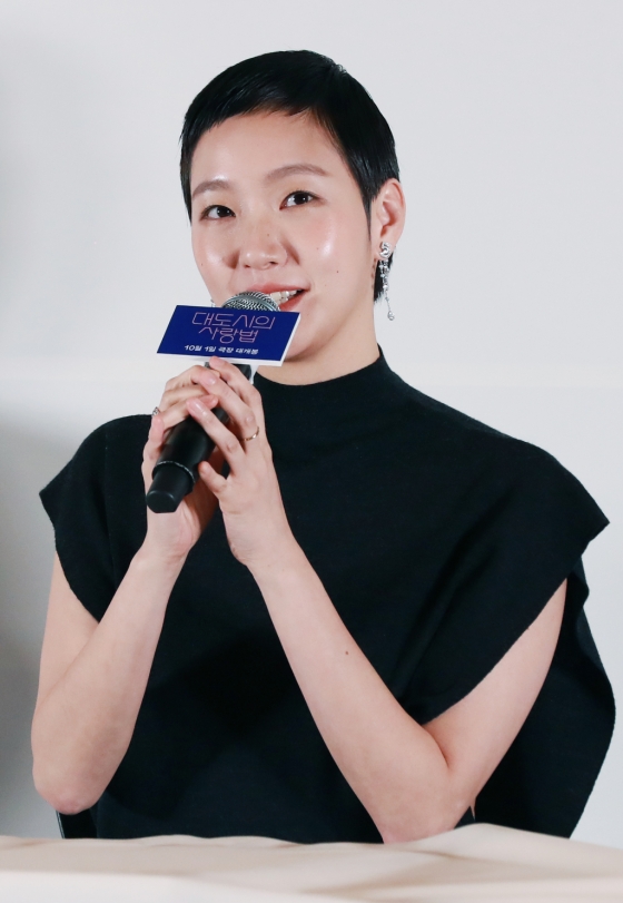 배우 김고은이 23일 오후 서울 메가박스 코엑스에서 진행된 영화 &#039;대도시의 사랑법&#039;(감독 이언희) 언론시사회 및 기자간담회에 참석해 질문에 답하고 있다.  눈치보는 법이 없는 자유로운 영혼의 재희(김고은)와 세상과 거리두는 법에 익숙한 흥수(노상현)가 동거동락하며 펼치는 그들만의 사랑법을 그린 영화 &#039;대도시의 사랑법&#039;은 오는 10월 2일 개봉한다. /2024.09.23 /사진=이동훈