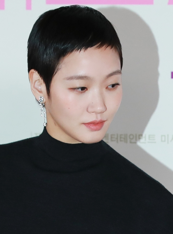 배우 김고은이 23일 오후 서울 메가박스 코엑스에서 진행된 영화 &#039;대도시의 사랑법&#039;(감독 이언희) 언론시사회 및 기자간담회에 참석해 무대로 들어서고 있다.  눈치보는 법이 없는 자유로운 영혼의 재희(김고은)와 세상과 거리두는 법에 익숙한 흥수(노상현)가 동거동락하며 펼치는 그들만의 사랑법을 그린 영화 &#039;대도시의 사랑법&#039;은 오는 10월 2일 개봉한다. /2024.09.23 /사진=이동훈