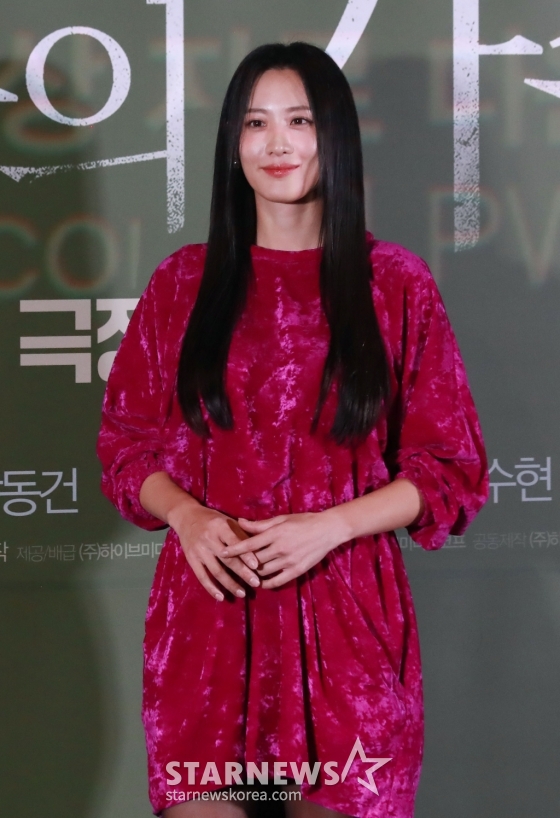 배우 수현이 24일 오후 서울 CGV용산아이파크몰에서 진행된 영화 &#039;보통의 가족&#039;(감독 허진호) 언론시사회 및 기자간담회에 참석해 포즈를 취하고 있다.  각자의 신념을 가지고 살아가던 네 사람이 아이들의 범죄현장이 담긴 CCTV를 보게 되면서 모든 것이 무너져가는 모습을 담은 서스펜스 영화 &#039;보통의 가족&#039;은 오는 10월 개봉 예정이다. /2024.09.24 /사진=이동훈