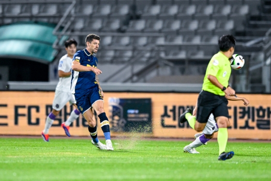 오스마르(왼쪽)가 지난  24일 목동종합운동장에서 열린 서울이랜드 대 안양FC의 &#039;하나은행 K리그2 2024&#039; 32라운드에서 패스를 시도하고 있다. /사진=서울이랜드 제공
