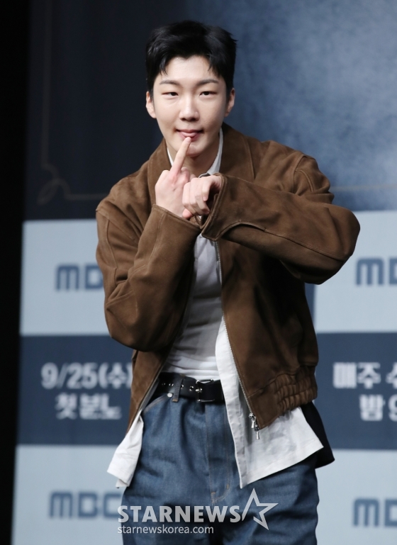 (서울=뉴스1) 권현진 기자 = 가수 이승훈이 25일 서울 마포구 상암 MBC에서 열린 새 예능 ‘짠남자’ 제작발표회에 참석해 포즈를 취하고 있다.  ‘짠남자’는 김종국과 절약 DNA를 가진 '소금이'들이 ‘흥청이&망청이’들의 생활 습관을 뜯어보며 참교육하는 프로그램이다. 2024.9.25/뉴스1  Copyright (C) 뉴스1. All rights reserved. 무단 전재 및 재배포,  AI학습 이용 금지. /사진=(서울=뉴스1) 권현진 기자