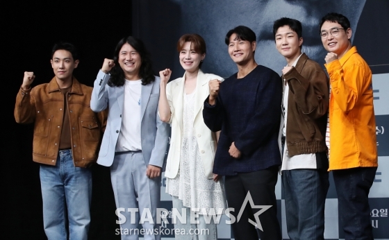 (서울=뉴스1) 권현진 기자 = 이준(왼쪽부터)과 임우일, 장도연, 김종국, 이승훈, 박영진이 25일 서울 마포구 상암 MBC에서 열린 새 예능 ‘짠남자’ 제작발표회에 참석해 포즈를 취하고 있다.  ‘짠남자’는 김종국과 절약 DNA를 가진 &#039;소금이&#039;들이 ‘흥청이&amp;망청이’들의 생활 습관을 뜯어보며 참교육하는 프로그램이다. 2024.9.25/뉴스1  Copyright (C) 뉴스1. All rights reserved. 무단 전재 및 재배포,  AI학습 이용 금지. /사진=(서울=뉴스1) 권현진 기자