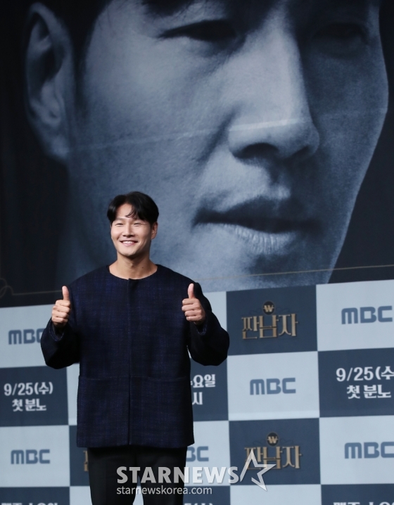 (서울=뉴스1) 권현진 기자 = 가수 김종국이 25일 서울 마포구 상암 MBC에서 열린 새 예능 ‘짠남자’ 제작발표회에 참석해 인사말을 하고 있다.  ‘짠남자’는 김종국과 절약 DNA를 가진 &#039;소금이&#039;들이 ‘흥청이&amp;망청이’들의 생활 습관을 뜯어보며 참교육하는 프로그램이다. 2024.9.25/뉴스1  Copyright (C) 뉴스1. All rights reserved. 무단 전재 및 재배포,  AI학습 이용 금지. /사진=(서울=뉴스1) 권현진 기자