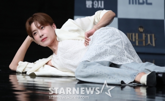 (서울=뉴스1) 권현진 기자 = 방송인 장도연이 25일 서울 마포구 상암 MBC에서 열린 새 예능 ‘짠남자’ 제작발표회에 참석해 포즈를 취하고 있다.  ‘짠남자’는 김종국과 절약 DNA를 가진 &#039;소금이&#039;들이 ‘흥청이&amp;망청이’들의 생활 습관을 뜯어보며 참교육하는 프로그램이다. 2024.9.25/뉴스1  Copyright (C) 뉴스1. All rights reserved. 무단 전재 및 재배포,  AI학습 이용 금지. /사진=(서울=뉴스1) 권현진 기자
