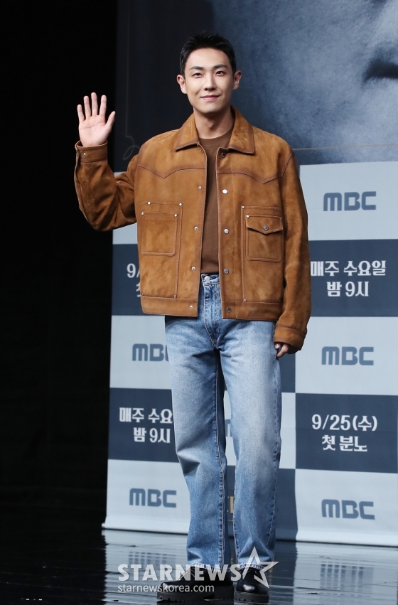 (서울=뉴스1) 권현진 기자 = 배우 이준이 25일 서울 마포구 상암 MBC에서 열린 새 예능 ‘짠남자’ 제작발표회에 참석해 포즈를 취하고 있다.  ‘짠남자’는 김종국과 절약 DNA를 가진 &#039;소금이&#039;들이 ‘흥청이&amp;망청이’들의 생활 습관을 뜯어보며 참교육하는 프로그램이다. 2024.9.25/뉴스1  Copyright (C) 뉴스1. All rights reserved. 무단 전재 및 재배포,  AI학습 이용 금지. /사진=(서울=뉴스1) 권현진 기자