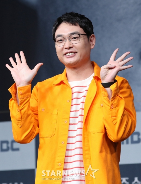 (서울=뉴스1) 권현진 기자 = 방송인 박영진이 25일 서울 마포구 상암 MBC에서 열린 새 예능 ‘짠남자’ 제작발표회에 참석해 포즈를 취하고 있다.  ‘짠남자’는 김종국과 절약 DNA를 가진 &#039;소금이&#039;들이 ‘흥청이&amp;망청이’들의 생활 습관을 뜯어보며 참교육하는 프로그램이다. 2024.9.25/뉴스1  Copyright (C) 뉴스1. All rights reserved. 무단 전재 및 재배포,  AI학습 이용 금지. /사진=(서울=뉴스1) 권현진 기자