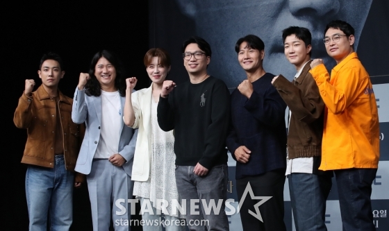 (서울=뉴스1) 권현진 기자 = 이준(왼쪽부터)과 임우일, 장도연, 노승욱 PD, 김종국, 이승훈, 박영진이 25일 서울 마포구 상암 MBC에서 열린 새 예능 ‘짠남자’ 제작발표회에 참석해 포즈를 취하고 있다.  ‘짠남자’는 김종국과 절약 DNA를 가진 &#039;소금이&#039;들이 ‘흥청이&amp;망청이’들의 생활 습관을 뜯어보며 참교육하는 프로그램이다. 2024.9.25/뉴스1  Copyright (C) 뉴스1. All rights reserved. 무단 전재 및 재배포,  AI학습 이용 금지. /사진=(서울=뉴스1) 권현진 기자
