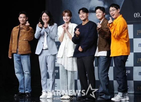 (서울=뉴스1) 권현진 기자 = 이준(왼쪽부터)과 임우일, 장도연, 김종국, 이승훈, 박영진이 25일 서울 마포구 상암 MBC에서 열린 새 예능 ‘짠남자’ 제작발표회에 참석해 포즈를 취하고 있다.  ‘짠남자’는 김종국과 절약 DNA를 가진 &#039;소금이&#039;들이 ‘흥청이&amp;망청이’들의 생활 습관을 뜯어보며 참교육하는 프로그램이다. 2024.9.25/뉴스1  Copyright (C) 뉴스1. All rights reserved. 무단 전재 및 재배포,  AI학습 이용 금지. /사진=(서울=뉴스1) 권현진 기자