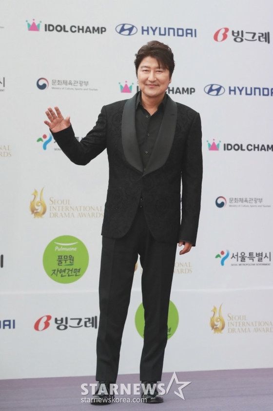 배우 송강호가 25일 서울 여의도 KBS홀에서 진행된 2024 서울 국제 드라마 어워즈 퍼플카펫 행사에 참석해 포즈를 취하고 있다. /2024.09.25 /사진=이동훈