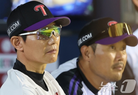 8월 19일 오후 서울 송파구 잠실야구장에서 열린 프로야구 &#039;2024 신한 SOL 뱅크 KBO리그&#039; 두산 베어스와 LG 트윈스의 경기, LG 염경엽(왼쪽) 감독과 이호준 코치가 경기를 지켜보고 있다. /사진=뉴스1