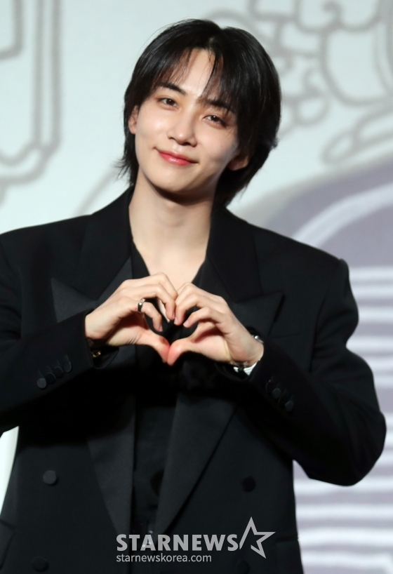 그룹 세븐틴(Seventeen) 정한이29일 오후 서울 여의도 콘래드호텔 그랜드 볼룸에서 베스트 앨범 &#039;17 IS RIGHT HERE&#039; 발매 기념 글로벌 기자간담회를 열고 포즈를 취하고 있다.   이번 베스트 앨범 &#039;17 IS RIGHT HERE&#039;은 9년의 발자취를 담는 동시에 지난 시간을 기념하며 우리만의 공간에서 영원히 함께할 것임을 약속하는 앨범으로 총 33개의 트랙으로 한국 앨범 타이틀 20곡과 일본 앨범 타이틀 8곡, &#039;아낀다&#039;, 타이틀 곡 &#039;MAESTRO&amp; /사진=임성균