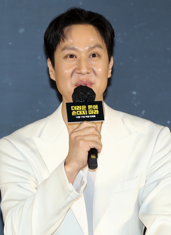 [서울=뉴시스] 김혜진 기자 = 배우 정우가 26일 오전 서울 용산구 CGV 아이파크몰에서 열린 영화 &#039;더러운 돈에 손대지 마라&#039;(감독 김민수) 제작보고회에서 인사말을 하고 있다.   &#039;더러운 돈에 손대지 마라&#039;는 수사는 본업! 뒷돈은 부업! 두 형사가 인생 역전을 위해 완전 범죄를 꿈꾸며 &#039;더러운 돈&#039;에 손을 댄 후 계획에 없던 사고에 휘말리며 벌어지는 이야기를 그린 영화. 오는 10월 17일 개봉. 2024.09.26. jini@newsis.com /사진=김혜진