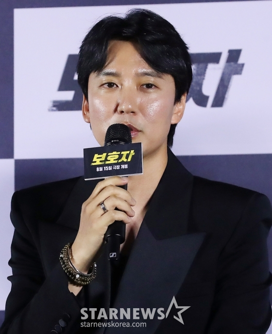 배우 김남길이 24일 오전 서울 용산구 아이파크몰 CGV에서 진행된 영화 &#039;보호자&#039; 제작보고회에 참석해 인사말을 하고 있다.  정우성 감독의 첫 장 영화인 &#039;보호자&#039;는 10년 만에 출소해 몰랐던 딸의 존재를 알고 평범하게 살기를 원하는 수혁과 그를 노리는 이들 사이의 이야기를 그린 액션 영화다. 내달 15일 개봉. 2023.07.24