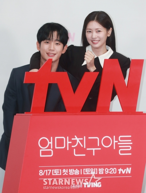 배우 정해인, 정소민이 14일 오전 서을 구로구 신도림 라마다 호텔에서 진행된 tvN 토일드라마 &#039;엄마친구아들&#039; 제작발표회에 참석해 포즈를 취하고 있다.  오류 난 인생을 재부팅하려는 여자와 그의 살아있는 흑역사인 엄마친구아들이 벌이는 파란만장 동네 한 바퀴 로맨스 &#039;엄마친구아들&#039;은 오는 17일 첫 방송된다. /2024.08.14 /사진=이동훈