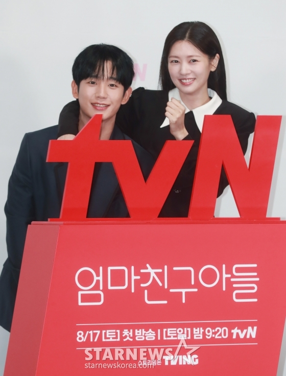 배우 정해인, 정소민이 14일 오전 서을 구로구 신도림 라마다 호텔에서 진행된 tvN 토일드라마 '엄마친구아들' 제작발표회에 참석해 포즈를 취하고 있다.  오류 난 인생을 재부팅하려는 여자와 그의 살아있는 흑역사인 엄마친구아들이 벌이는 파란만장 동네 한 바퀴 로맨스 '엄마친구아들'은 오는 17일 첫 방송된다. /2024.08.14 /사진=이동훈