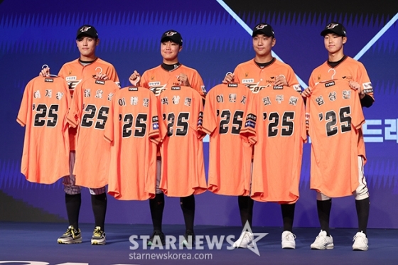 'KBO 2025 신인 드래프트'가 지난 9월 11일 오후 서울 송파구 롯데호텔 월드 크리스탈 볼룸에서 열렸다. 한화에 지명된 선수들이 기념 촬영을 하고 있다.