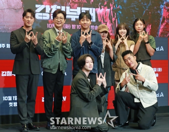 김희철, 최영재, 김성주, 신재호PD, 강숙경 작가, 츄, 장은실, 김동현이 27일 오전 서울 마포구 상암동 스탠포드 호텔에서 진행된 채널A 예능 &#039;강철부대W&#039; 제작발표회에 참석해 포즈를 취하고 있다.  최정예 여군 예비역들이 팀을 이뤄 출신 부대의 명예를 걸고 싸우는 밀리터리 서바이벌 프로그램 &#039;강철부대W&#039;는 10월 1일 첫 방송된다. /2024.09.27 /사진=이동훈