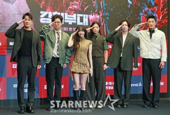 최영재, 김성주, 츄, 장은실, 김희철, 김동현이 27일 오전 서울 마포구 상암동 스탠포드 호텔에서 진행된 채널A 예능 '강철부대W' 제작발표회에 참석해 포즈를 취하고 있다. 최정예 여군 예비역들이 팀을 이뤄 출신 부대의 명예를 걸고 싸우는 밀리터리 서바이벌 프로그램 '강철부대W'는 10월 1일 첫 방송된다. /2024.09.27 /사진=이동훈