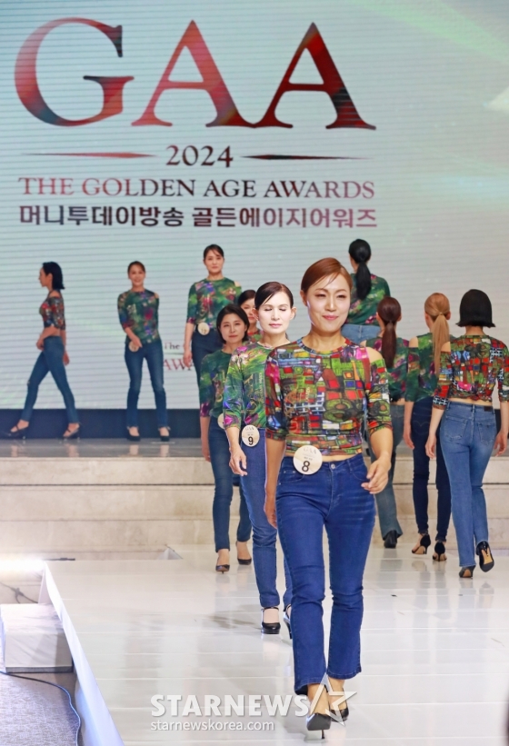 27일 오후 서울 중구 크레스트72에서 진행된 &#039;2024 머니투데이방송 골든에이지어워즈&#039; 본선에서 참가자들이 오프닝 무대를 펼치고 있다.  이번 대회는 패션 부문과 광고(인플루언서) 부문으로 나뉘어 본선 진출자 총 80명의 시니어들이 무대에 선다. /2024.09.27 /사진=이동훈