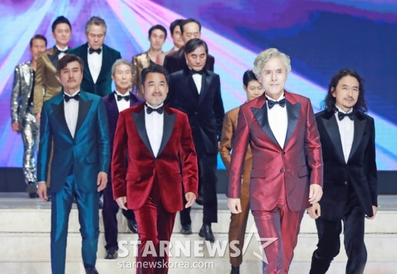 27일 오후 서울 중구 크레스트72에서 진행된 &#039;2024 머니투데이방송 골든에이지어워즈&#039; 본선에서 참가자들이 오프닝 무대를 펼치고 있다.  이번 대회는 패션 부문과 광고(인플루언서) 부문으로 나뉘어 본선 진출자 총 80명의 시니어들이 무대에 선다. /2024.09.27 /사진=이동훈
