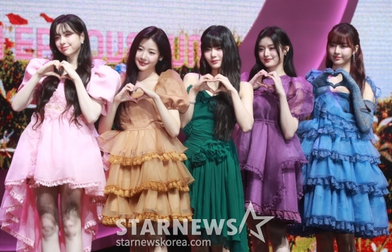 걸그룹 피프티피프티(FIFTY FIFTY?키나 문샤넬 예원 하나 아테나)가 20일 오후 서울 광진구 예스24라이브홀에서 진행된 두 번째 미니 앨범 &#039;러브 튠&#039;(Love Tune) 발매 기념 쇼케이스에서 포즈를 취하고 있다.  &#039;러브&#039; 버전과 &#039;튠&#039; 버전 2가지로 발매되는 이번 앨범은 타이틀곡 &#039;SOS&#039;와 선공개 곡 &#039;스타리 나잇&#039;(Starry Night)&#039;을 비롯해 &#039;푸시 유어 러브&#039;(Push Your Love), /사진=이동훈