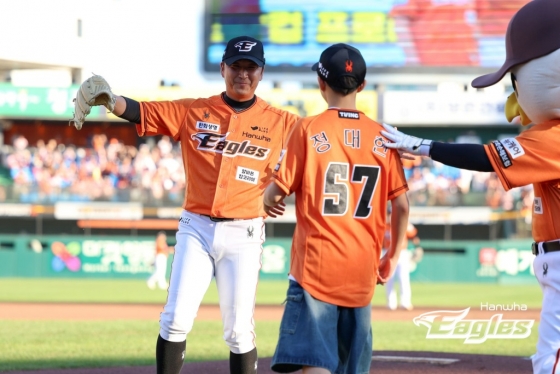 한화 이글스가 29일 대전 한화생명 이글스파크에서 NC 다이노스를 상대로 2024 신한 SOL 뱅크 KBO 리그 최종전을 치렀다. 정우람이 시구를 한 큰 아들 정대한 군과 포옹하고 있다.