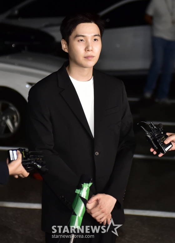 전동스쿠터 음주운전 혐의(도로교통법 위반)를 받는 BTS 멤버 슈가(본명 민윤기)가 경찰 조사차 23일 서울 용산구 원효로 용산경찰서에 출석하고 있다.  이날 조사에 출석한 슈가는 국민앞에 고개를 숙이며 &quot;많은 팬들께 죄송하다&quot;며 &quot;조사에 성실히 임하겠다&quot;고 전했다. /사진=임한별(머니S)