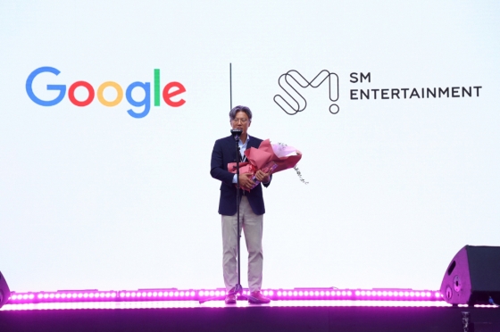 장철혁 SM엔터테인먼트 공동대표는 30일 서울 예술의전당 오페라하우스에서 열린 &#039;제4회 구글 포 코리아(Google for Korea) 2024&#039; 행사에서 구글코리아로부터 감사패를 받았다 /사진=구글코리아