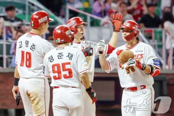 30일 오후 인천 미추홀구 SSG 랜더스필드에서 열린 프로야구 &#039;2024 신한 SOL Bank KBO리그&#039; 키움 히어로즈와 SSG 랜더스의 경기 4회말 2사 주자 만루 상황에서 SSG 최정이 만루 홈런을 친 뒤 동료들과 기쁨을 나누고 있다. /사진=뉴스1