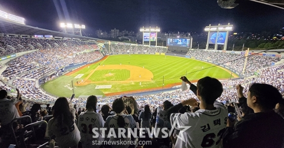 만원관중이 들어찬 잠실구장 전경. /사진=김진경 대기자