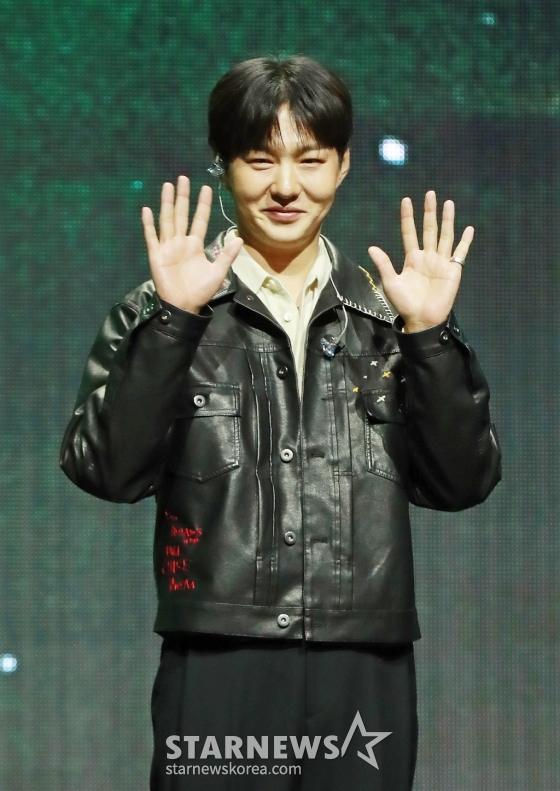 가수 이창섭이 2일 오후 서울 용산구 블루스퀘어에서 진행된 첫 번째 솔로 정규앨범 ‘1991&#039; 발매기념 쇼케이스에서 포즈를 취하고 있다.  첫 번째 타이틀곡 ‘33’(삼삼)은 33살 이창섭이 과거를 돌아보며 깨달은 자전적 이야기를 담은 곡이다. /2024.10.02 /사진=이동훈