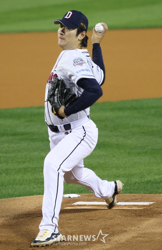&#039;2024 KBO 포스트시즌 와일드카드 결정1차전&#039; 두산-KT전이 2일 서울 잠실야구장에서 열렸다.  두산 선발 곽빈이 역투하고 있다. /사진=김진경 대기자