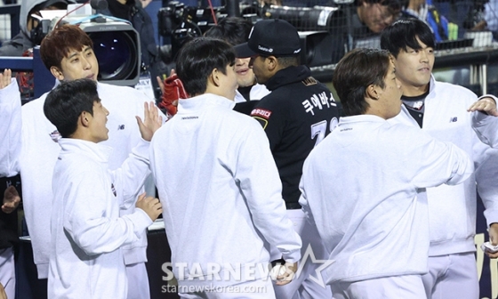 &#039;2024 KBO 포스트시즌 와일드카드 결정1차전&#039; 두산-KT전이 2일 서울 잠실야구장에서 열렸다.  KT 선발 쿠에바스가 6회말 2사 1,3루에서 두산 양석환을 삼진으로 돌려세운 후 더그아웃에서 동료들의 환영을 받고 있다. /사진=김진경 대기자