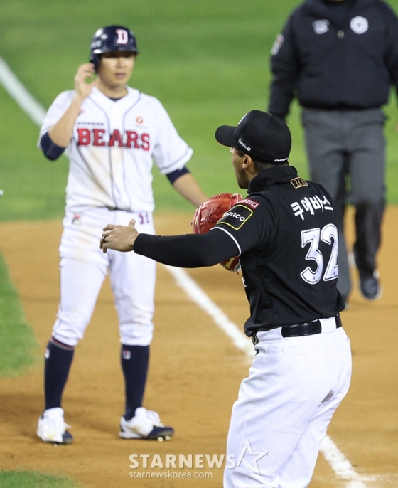 '2024 KBO 포스트시즌 와일드카드 결정1차전' 두산-KT전이 2일 서울 잠실야구장에서 열렸다.  KT 선발 쿠에바스가 6회말 2사 1,3루에서 두산 양석환을 삼진으로 돌려세운 후 포효하고 있다. /사진=김진경 대기자