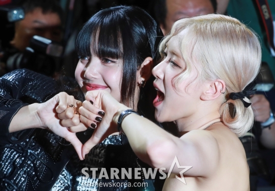 걸그룹 블랙핑크(BLACK PINK) 리사, 로제가 9일 오후 서울 영등포구 타임스퀘어 영등포점에서 진행된 ‘본 핑크 인 시네마스&#039;(BORN PINK IN CINEMAS) 핑크카펫 행사에서 포즈를 취하고 있다. /2024.08.09 /사진=이동훈